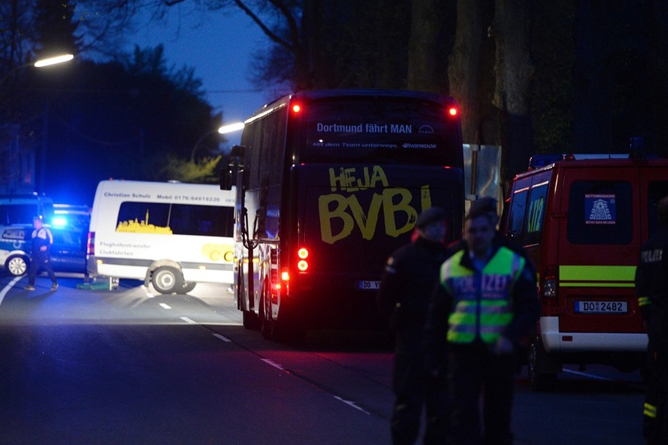 Politie bij de spelersbus van Dortmund.