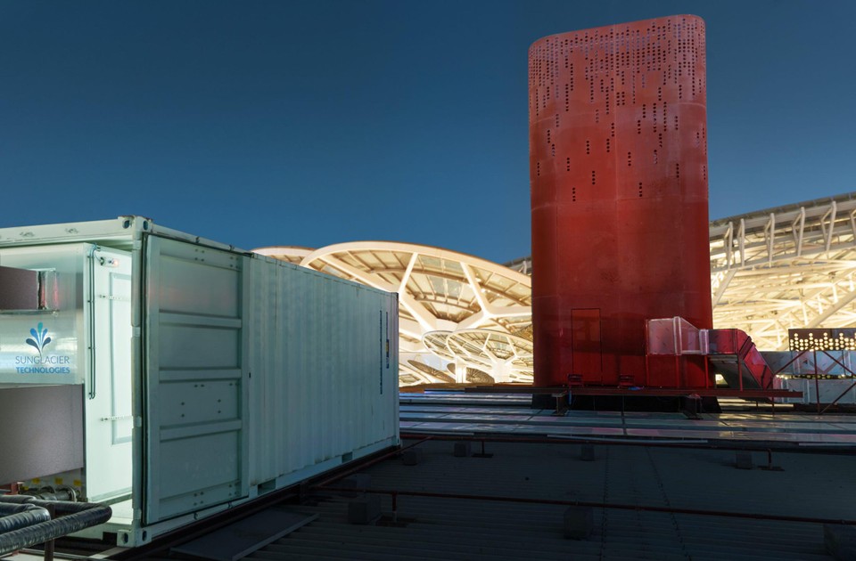 Een grote zeecontainer voor het SunGlacier project op het dak van het Nederlandse paviljoen van Expo 2020 in Dubai. 