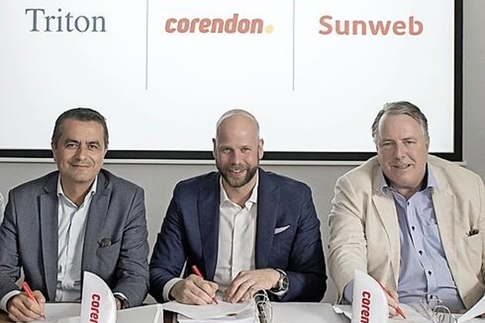 Vlnr Corendon-eigenaar Atilay Uslu, Per Agebäck (Triton) en Steven van der Heijden (Corendon) bij het tekenen van de deal in juni 2019. 
