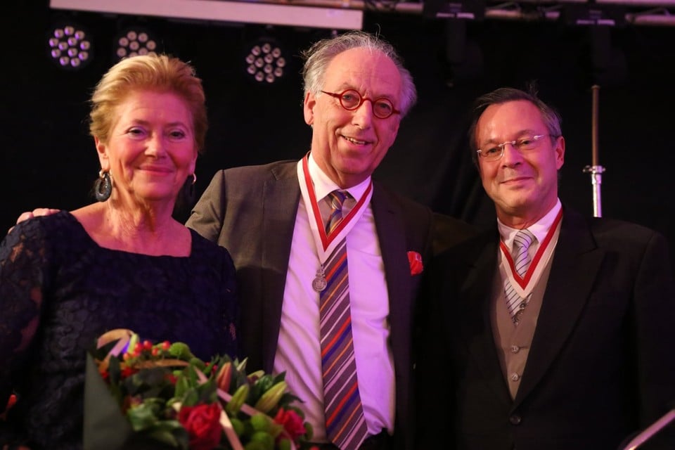 Gert Geluk (midden) is benoemd wegens zijn inzet voor Sainte Cécile Eijsden. 