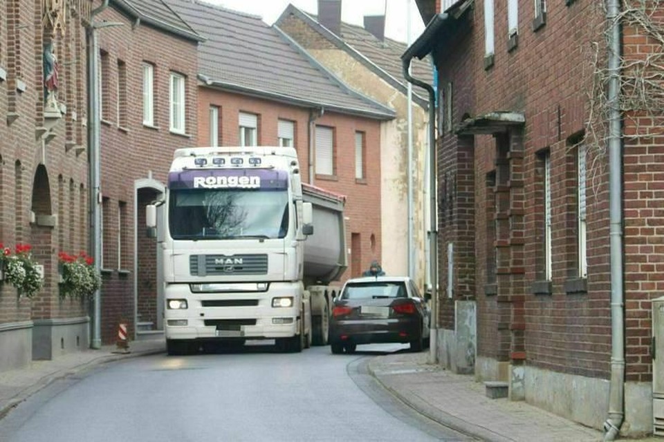 Als in Saeffelen twee auto’s elkaar ontmoeten, wordt het trottoir onderdeel van de straat en moeten voetgangers wijken.
