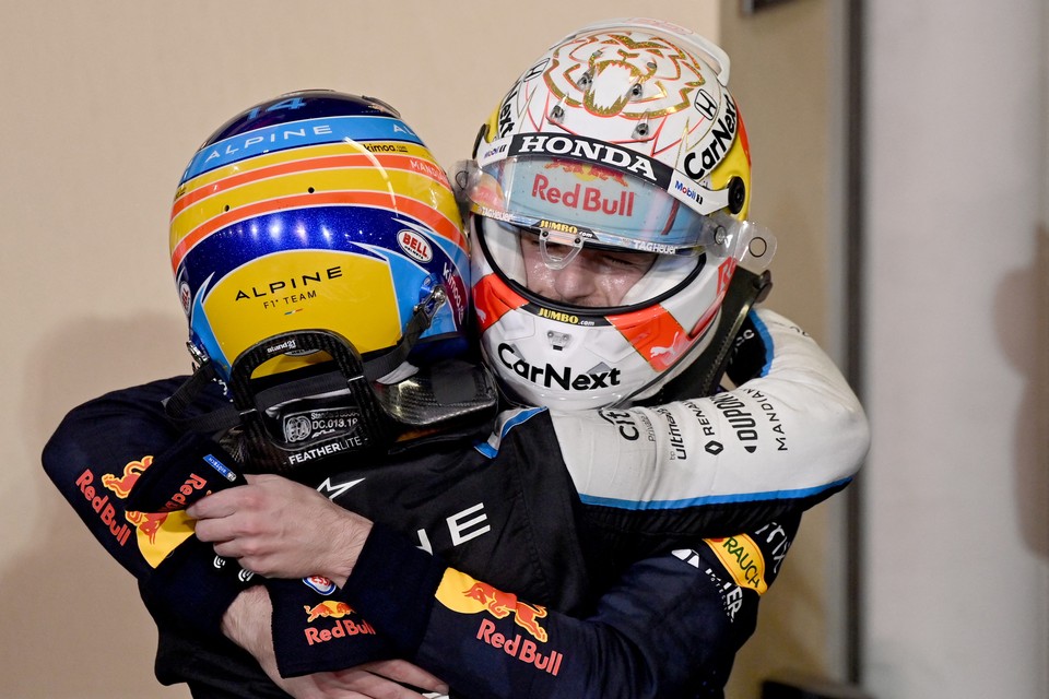 Tweevoudig wereldkampioen Fernando Alonso (links) feliciteert Max Verstappen met zijn eerste wereldtitel in de Formule 1. 