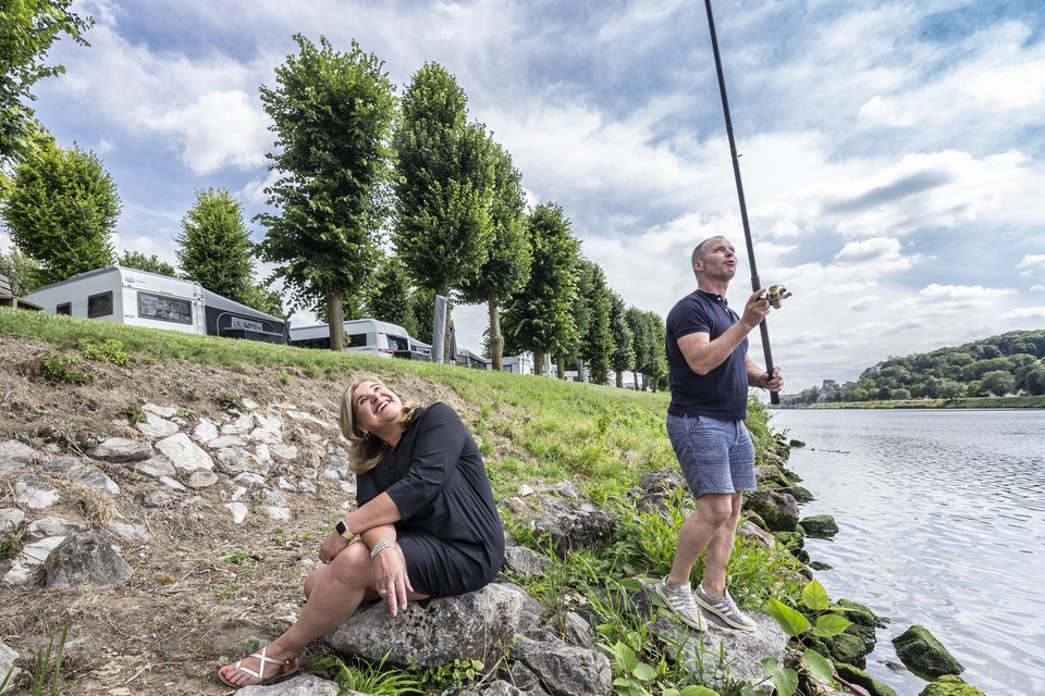 Diana en Peter Mennen met op de achtergrond links hun nieuwe caravan op de oude standplaats.