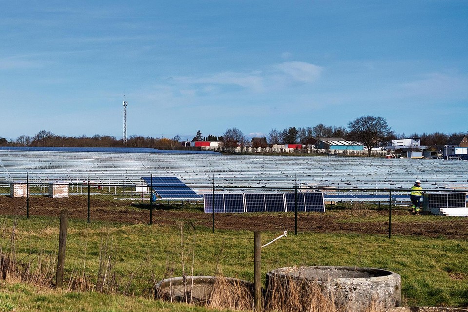 Aanleg van een zonnepark in Kerkrade. Investeringen in nieuwe parken zijn minder rendabel vanwege hogere projectkosten, dure monteurs en afname van subsidies.