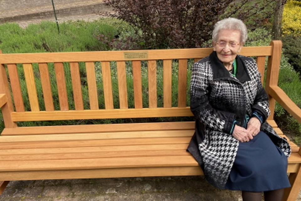 De honderdjarige mevrouw Janssen-Op het Veld op haar bankje. 