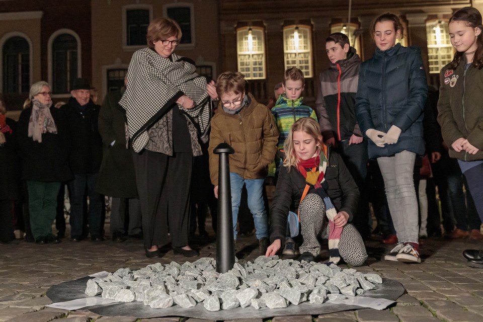 Burgemeester Donders onthulde zondagavond met kinderen het holocaustmonument Levenslicht op de Markt in Roermond 