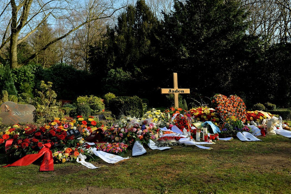 De moord op Jaden schokte veel mensen. Zijn graf ligt bezwaaid met bloemen en brieven. 