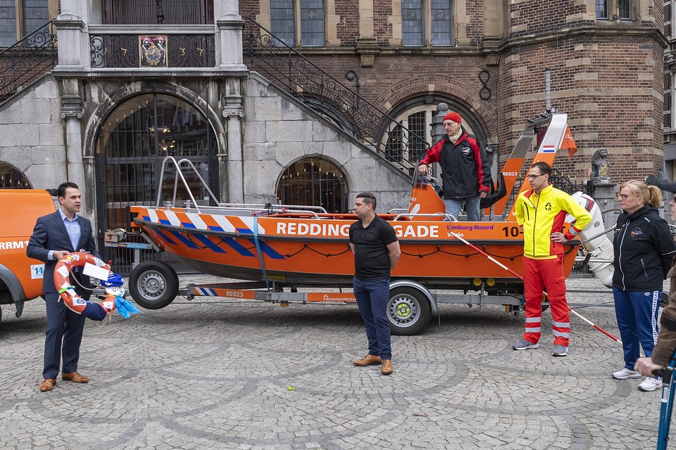 De zwemclubs (rechts) probeerden in februari wethouder Alexander Vervoort (links) te ‘redden’ van het nemen van een verkeerd besluit over het zwembad in Blerick.