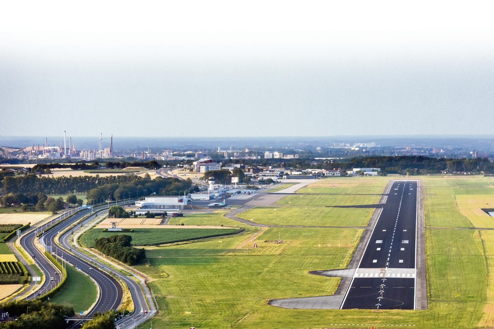 Maastricht Aachen Airport vanuit de lucht gezien.