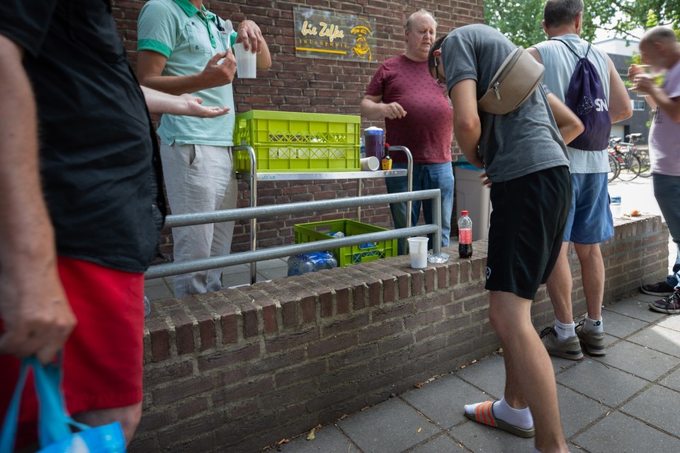 Daklozen krijgen drankjes en maaltijden aangeboden aan de poort van inloophuis Bie Zefke in de Sittardse binnenstad. 