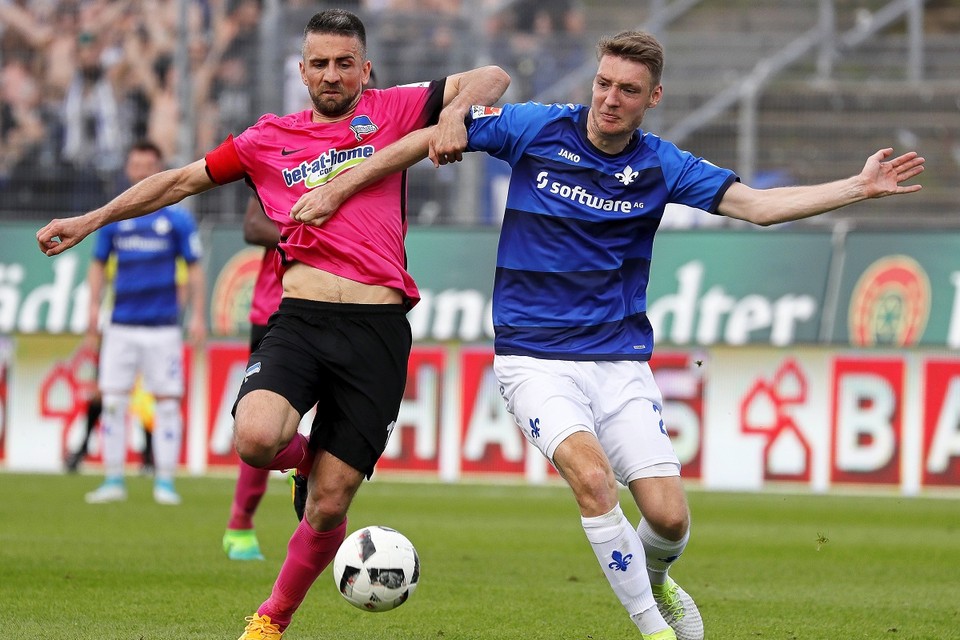 Banggaard (R) namens Darmstadt in actie tegen Hertha BSC.
