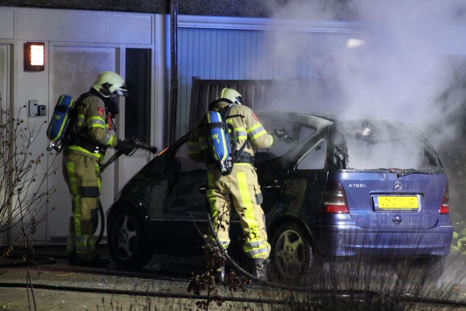 De brandende auto in Heerlen.