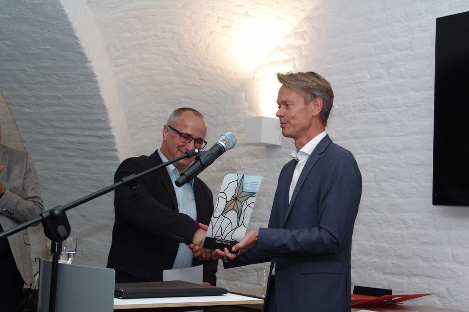 Frans Bastiaens (r.) overhandigt de award aan Pascal Abraas. 