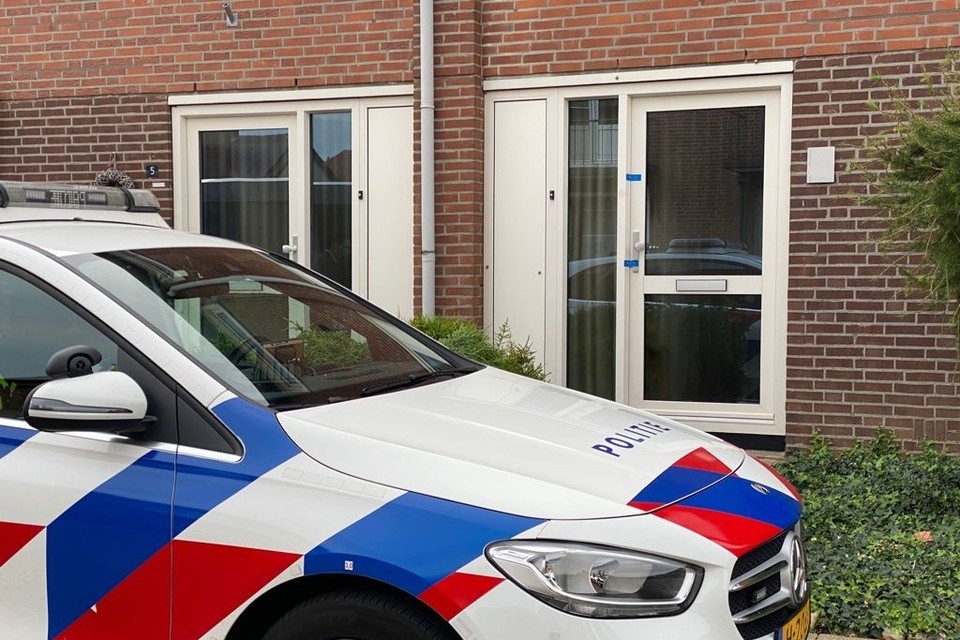 De woning van Tiny Olfen en haar echtgenoot in Grevenbicht is verzegeld door de politie. 