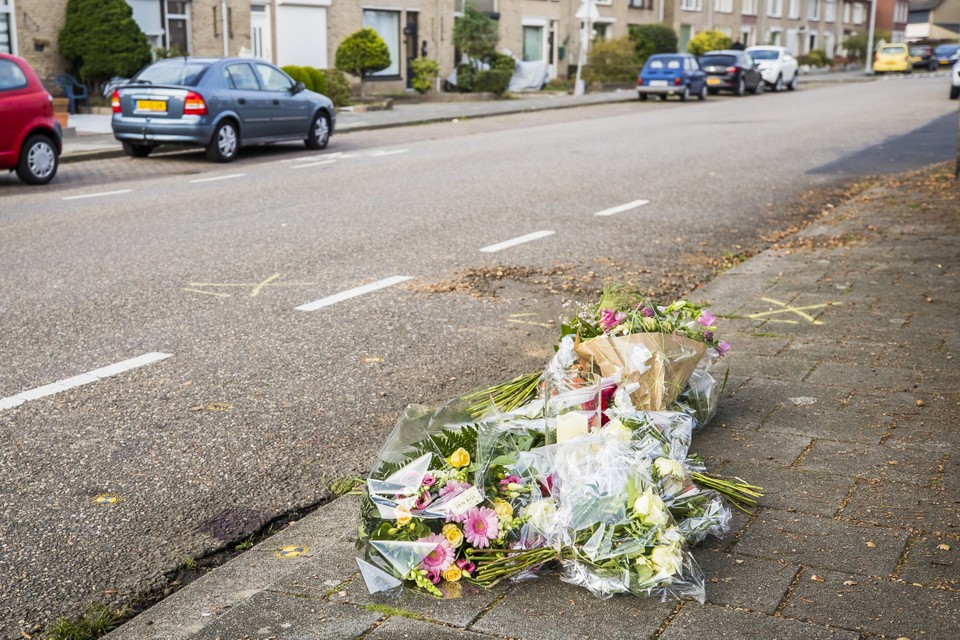 Bloemen op de plek waar Ömer Köksal op 1 november 2017 het leven verloor. 