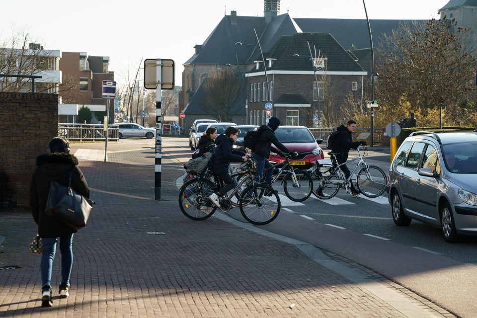 De fietsende scholieren zoeken hun eigen oplossing in het gevaarlijke verkeer.