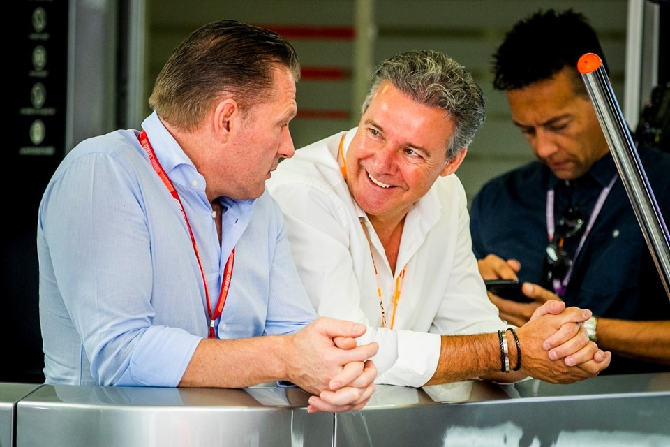 Jos Verstappen (links) in gesprek met Raymond Vermeulen in de pitbox van Red Bull Racing. 