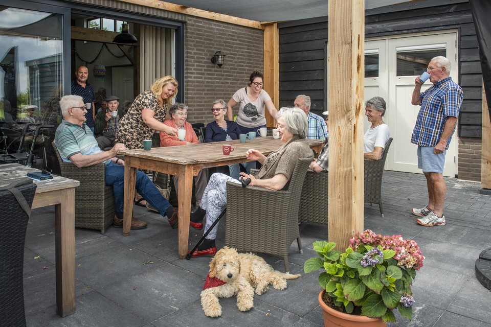 Huishond Tommy zorgt samen met Geert en Chantal Versteegen voor een gezellige middag bij Gasterij Bergerbaan.  