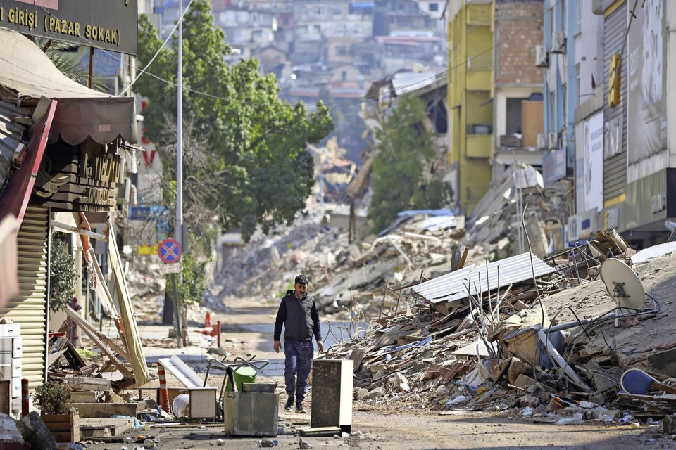 Een man loopt langs verwoeste gebouwen in Antakya, in het zuidoosten van Turkije.