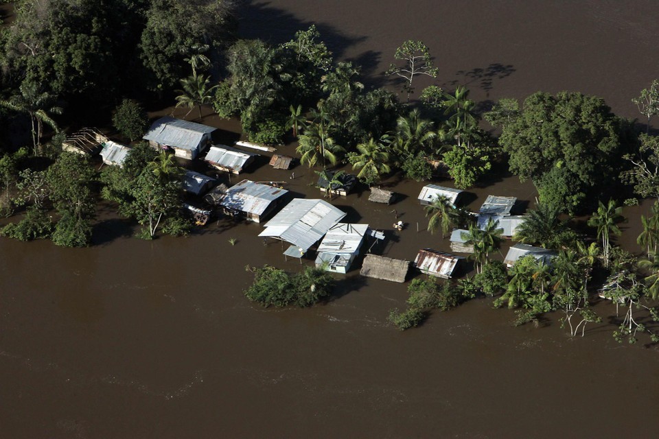 Luchtfoto’s vrijdag boven Stoelmanseiland. Kleine gehuchten langs de Marowijnerivier in Suriname zijn de afgelopen dagen onder gelopen. De rivier is buiten zijn oevers getreden door de hevige regenval.  