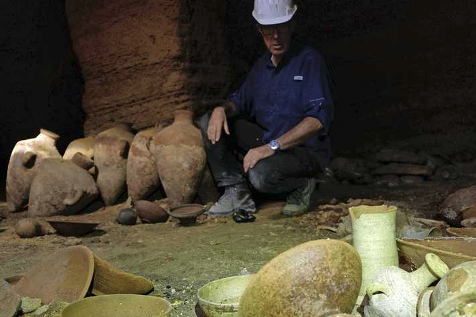 Een archeoloog bij de bijzondere vondst in Israël. 