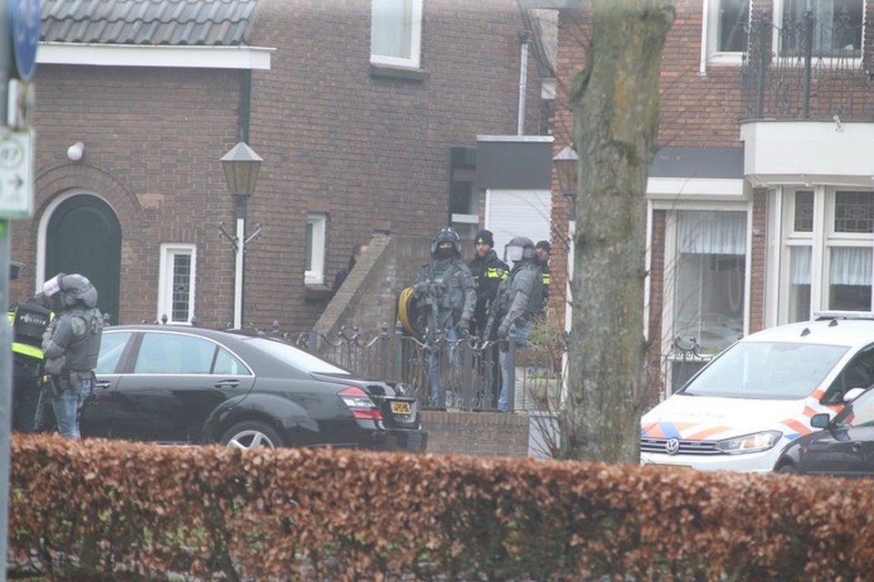 Zwaarbewapende agenten bij de arrestatie van Joey D. in Rosmalen. 