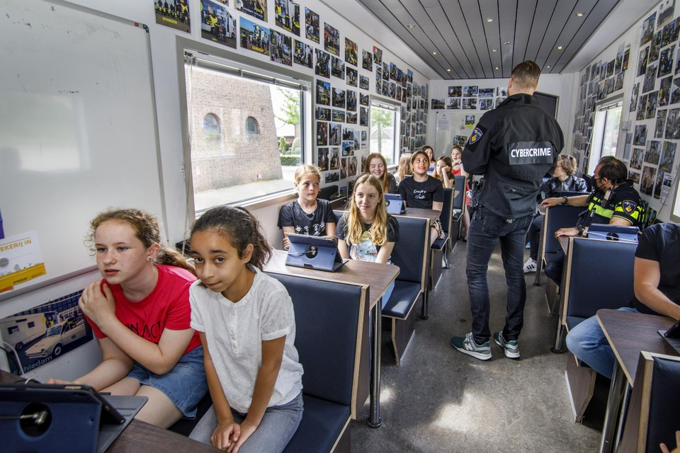 Kinderen van de Odaschool in Weert krijgen voorlichting van de politie over cybercrime (2021).