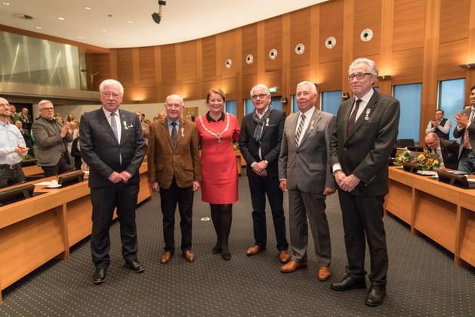 Afscheidnemende raadsleden Pie Frijns, Peter Geelen, Paul Limpens, Wiel Nelissen en Ed Sabel werden in april 2018 koninklijk onderscheiden door burgemeester Annemarie Penn-te Strake. 