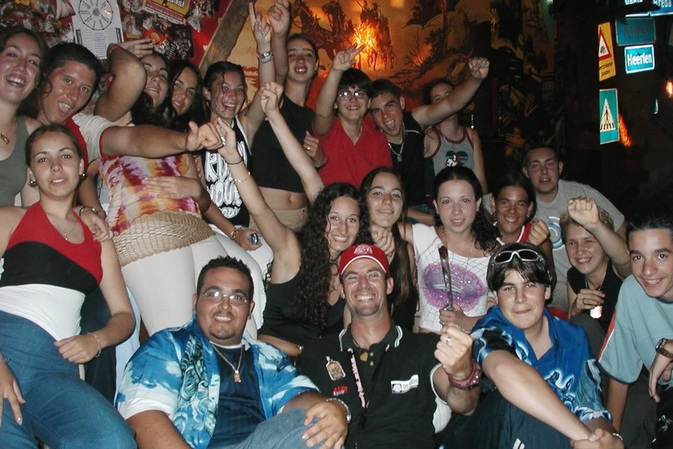 In De Koets in het Spaanse Salou was het vaak feest. Norbert Hulleman, in het midden vooraan, vierde graag mee.