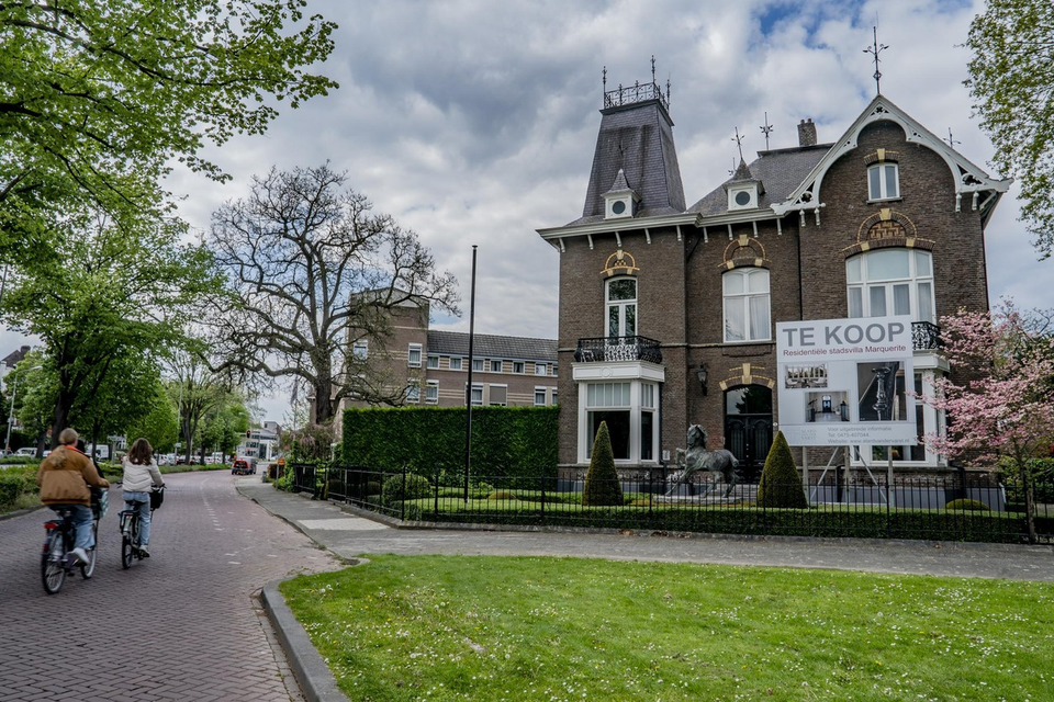 Het hoofdkantoor van het vastgoedbedrijf van Ben V. in Maastricht staat te koop.