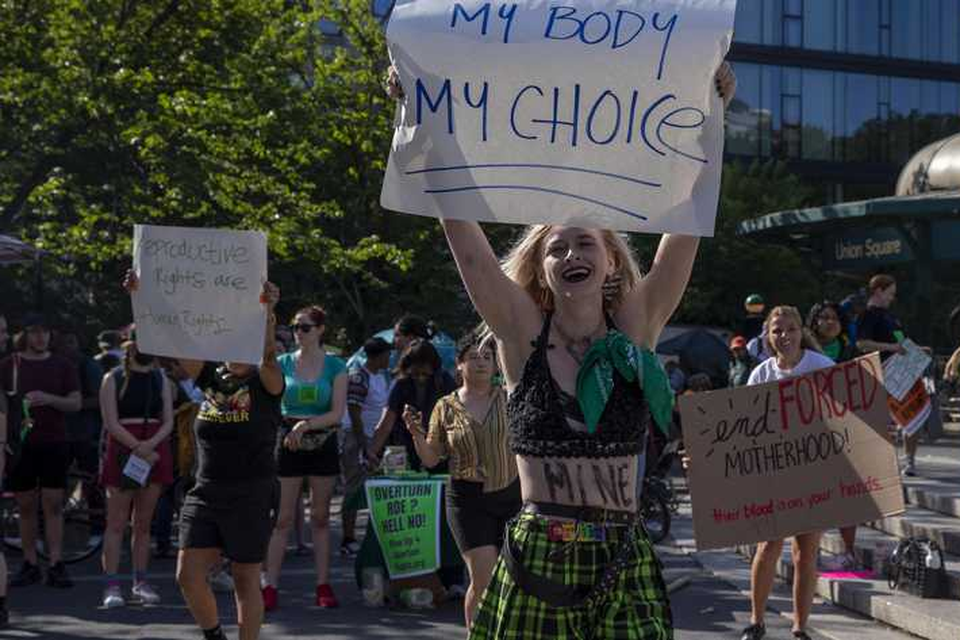Amerikanen protesteren tegen de uitspraak van het Amerikaanse Hooggerechtshof waardoor vrouwen in de VS niet meer grondwettelijk het recht hebben op een abortus. 