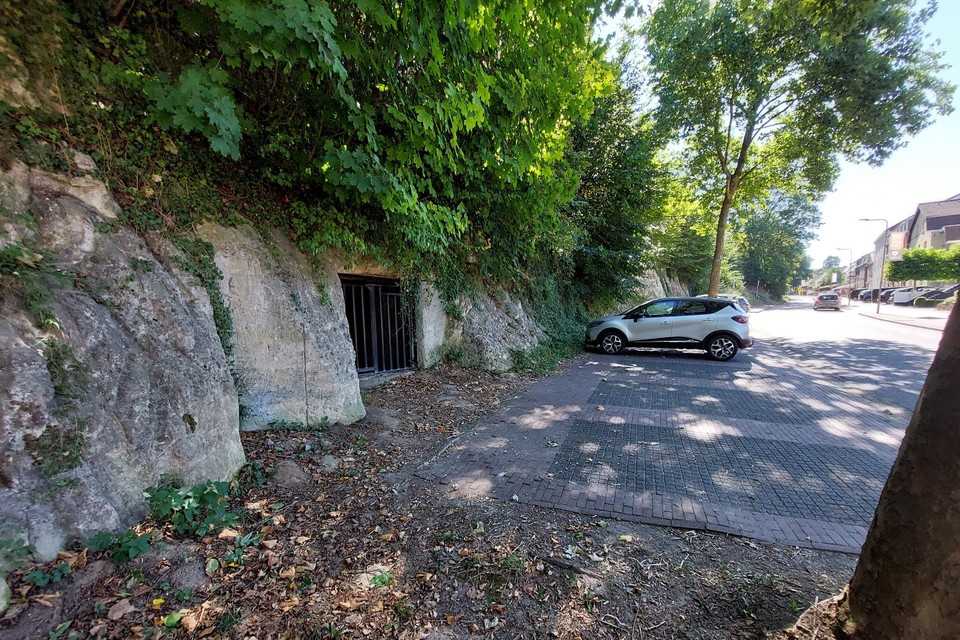 De afgesloten ingang van de grot aan de Daalhemerweg. 