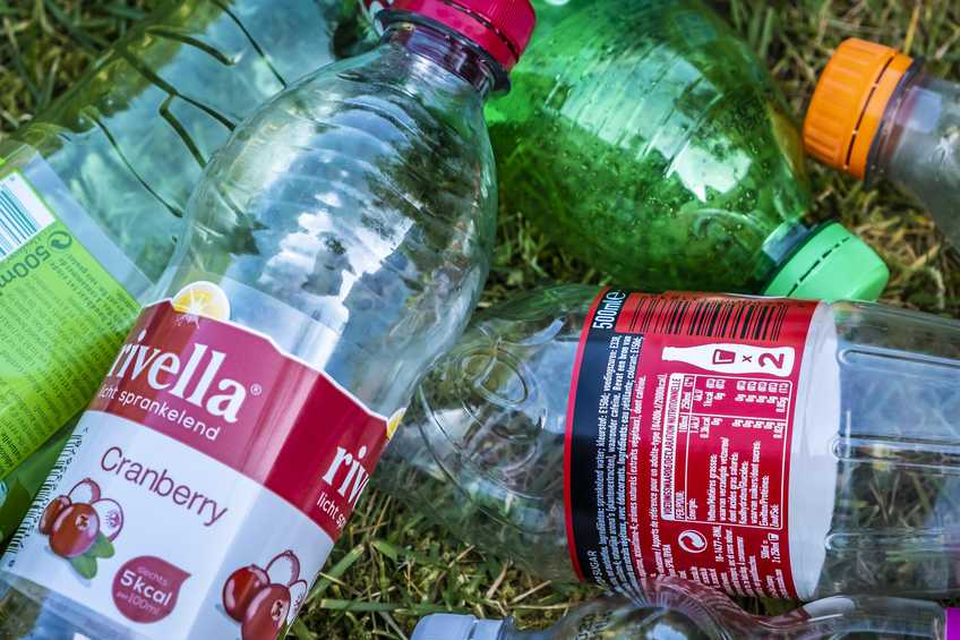 Met ingang van 1 juli 2021 wordt er op kleine plastic flessen statiegeld gerekend. 
