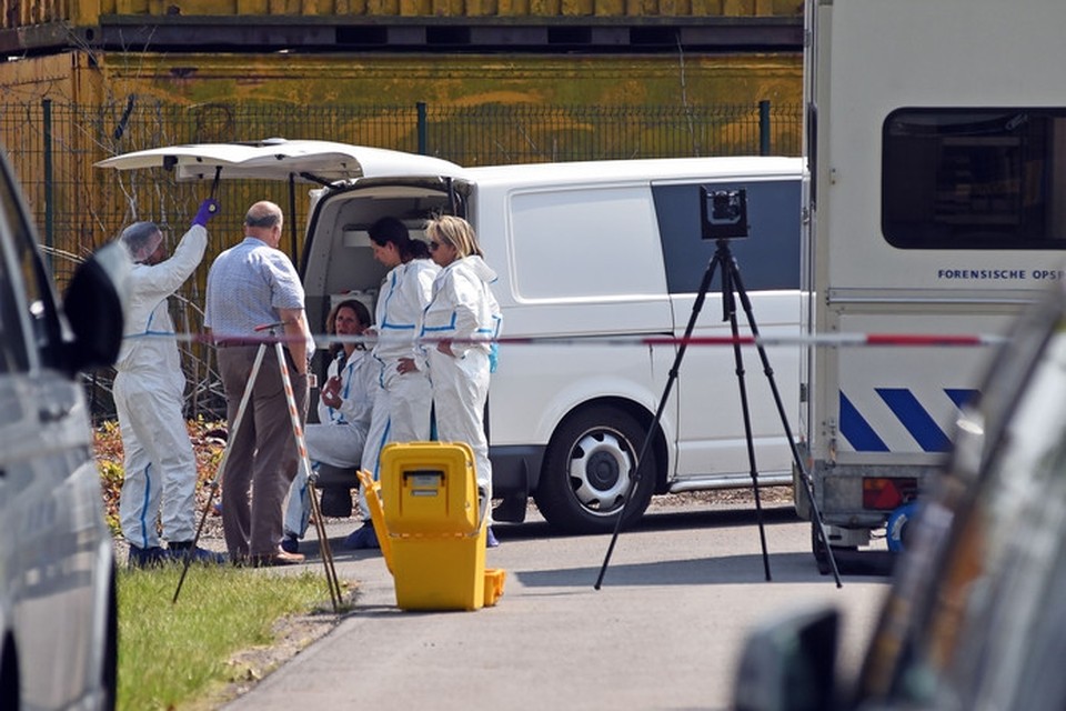 Rechercheurs van de forensische opsporing bezig met het onderzoek na de vondst van de dode vrouw 