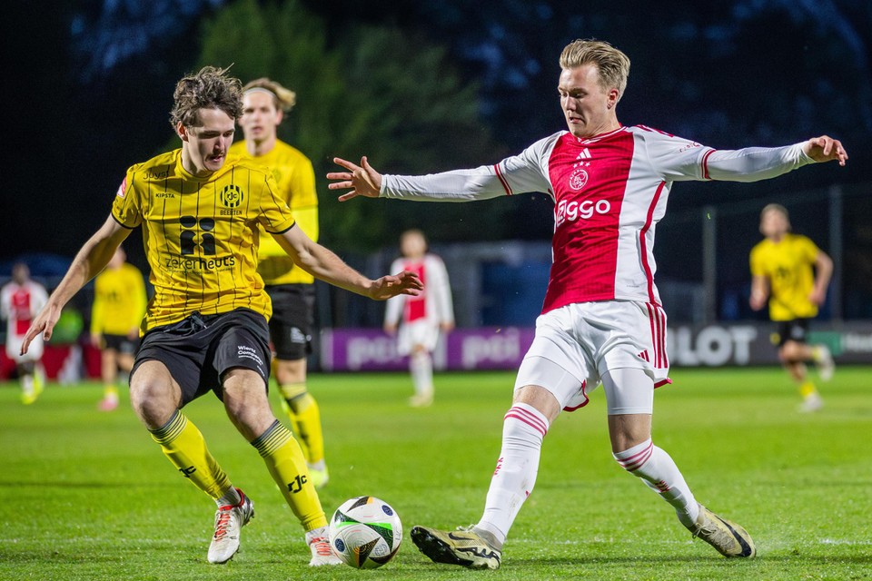 Lucas Beerten in duel met Julian Rijkhoff van Jong Ajax.
