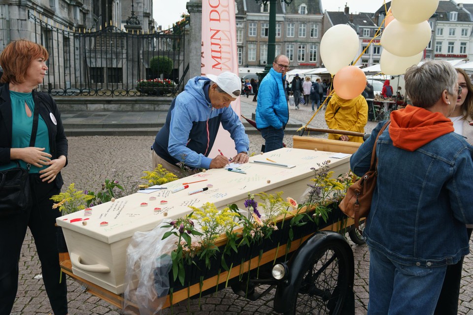 Met een doodskist op een bakfiets werd de aandacht getrokken voor het festival op de Markt.  