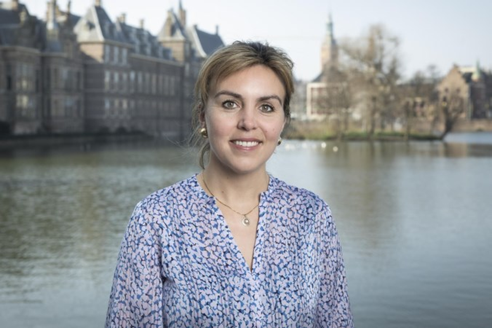 Staatssecretaris Vivianne Heijnen bij de Haagse Hofvijver. 