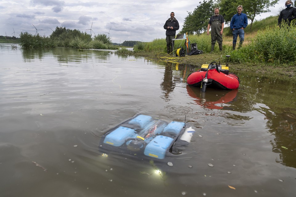 Met een onderwaterdrone en een camerabootje nemen onderzoekers de Maas bij Meers onder de loep.  