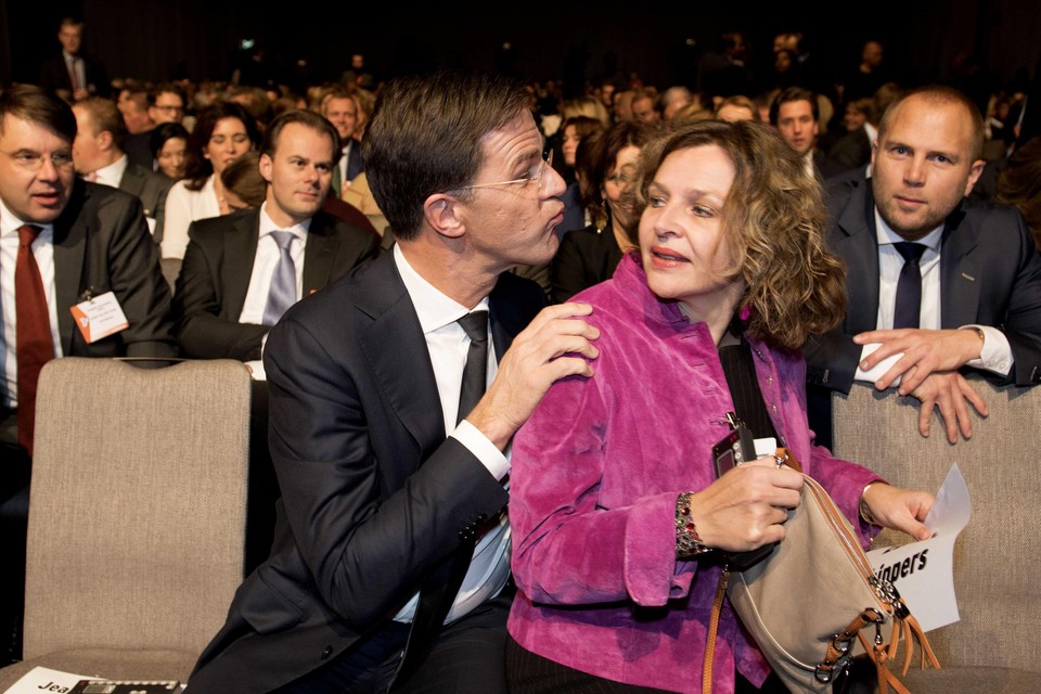 Rutte begroet Schippers, toen nog minister, tijdens VVD-congres in 2019.