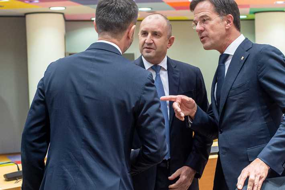 President van de Republiek Bulgarije Rumen Radev en Mark Rutte spreken voor aanvang van de vergadering op de Europese top. 