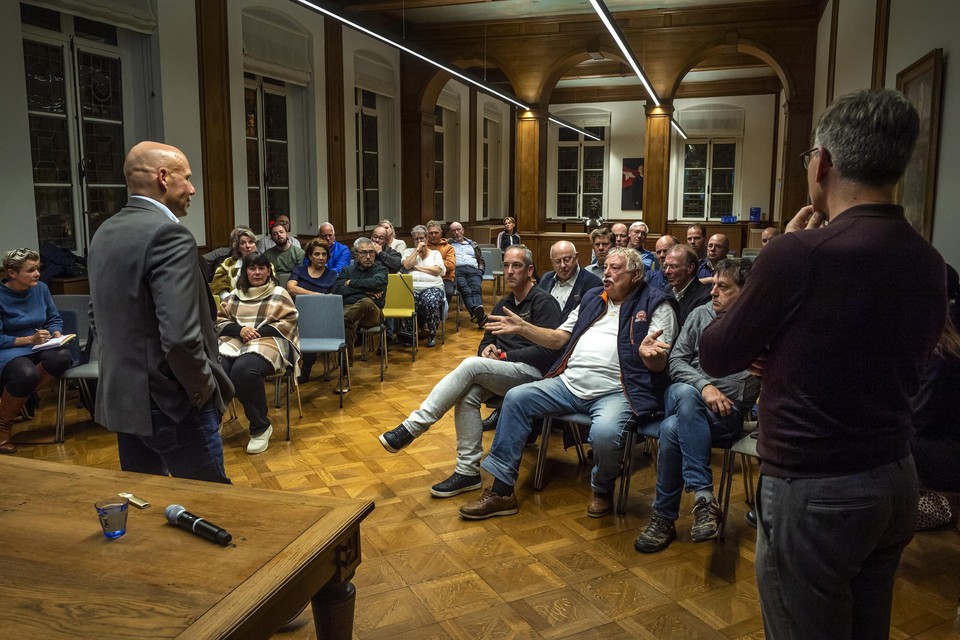 Michel Oldenburg (links) moest in de oude raadszaal spitsroeden lopen. 