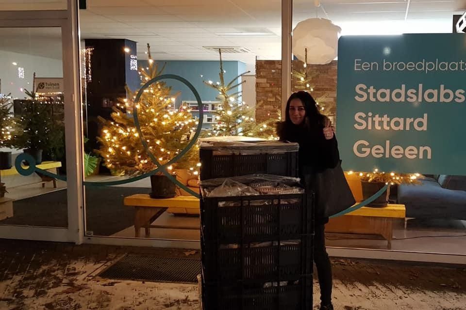 Linn Hochstenbach zamelde met Najim Elbarkani van Stadslabs spullen in voor 150 kerstpakketten, die woensdag in Geleen worden uitgedeeld aan mensen die het nodig hebben.