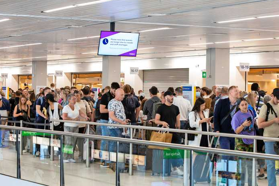 Reizigers staan uren in de rij op Schiphol omdat er niet voldoende personeel is bij met name de beveiligingscontrole. 