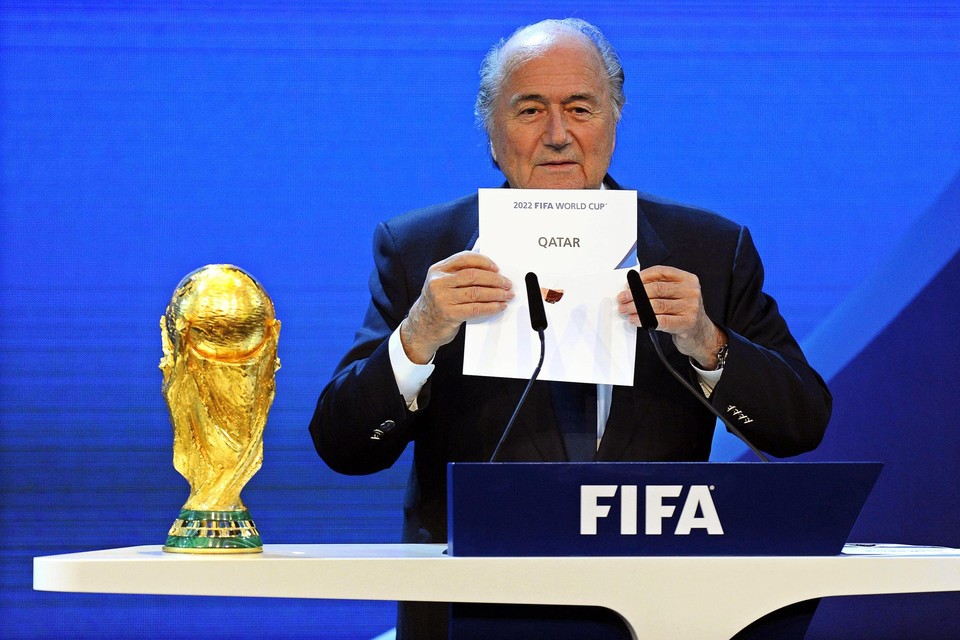 Voormalig FIFA-baas Sepp Blatter onthult in 2010 wie het WK voetbal van 2022 mag organiseren. 