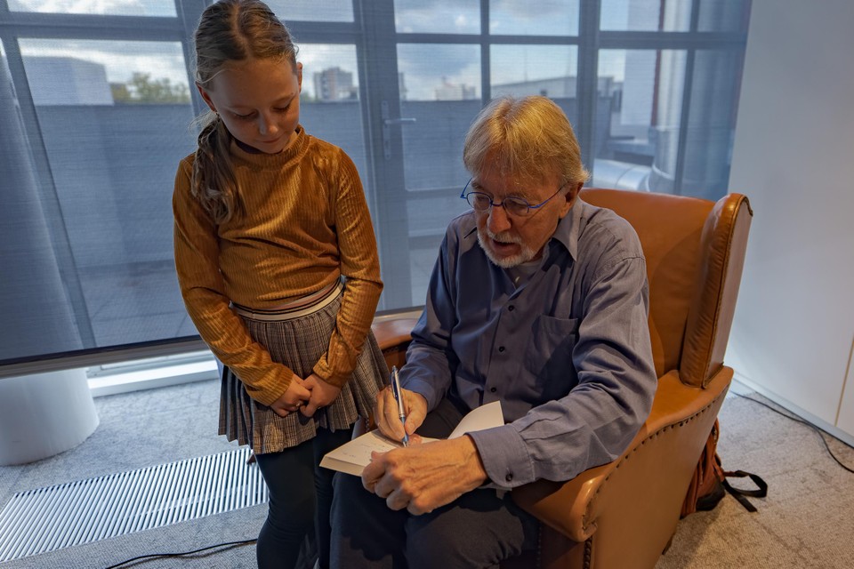 Jacques Vriens signeert zijn boek voor een jeugdige fan.