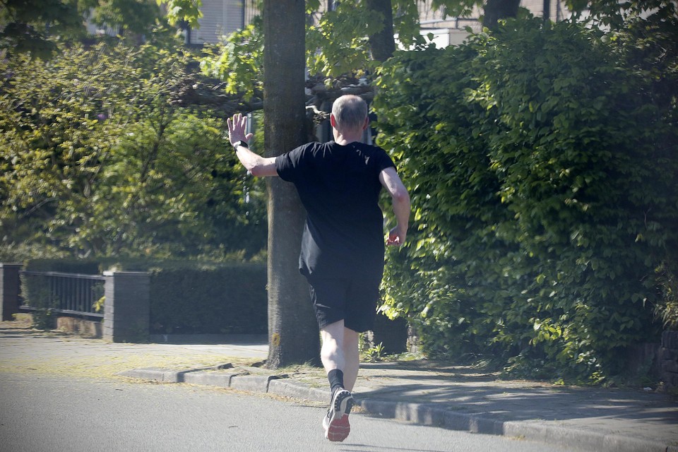 Volkert van der Graaf zwaait na terugkomst van een uurtje hardlopen  naar zijn buurman. 