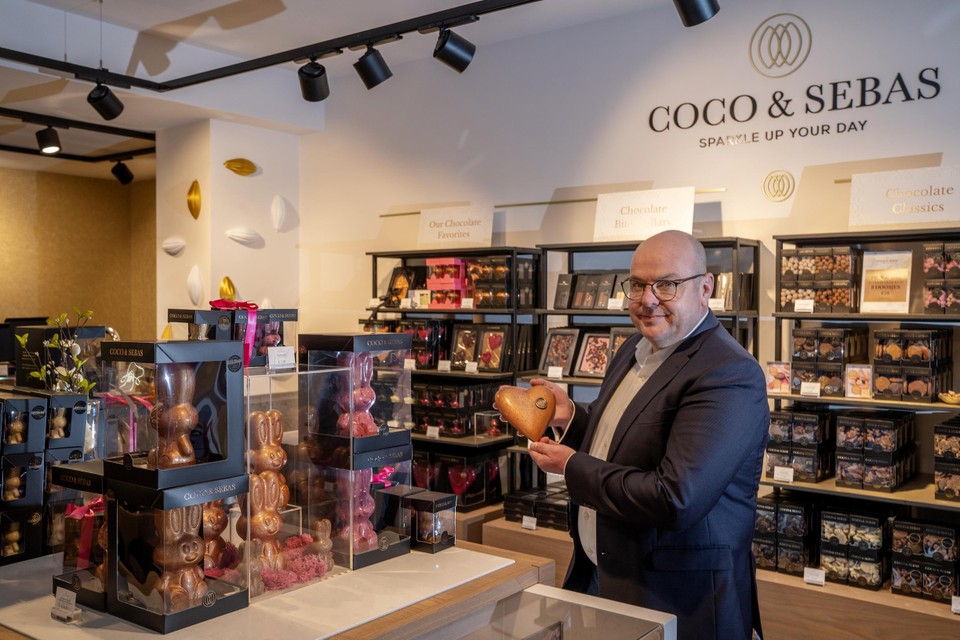 Roger Scheeren in de chocolade-cadeauwinkel van Coco &amp; Sebas in Maastricht.