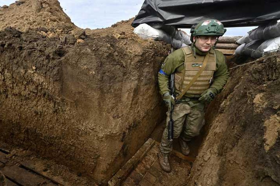 Een Oekraïense soldaat in een loopgraaf in de buurt van Cherson.