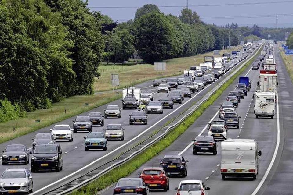 De Nederlandse wegen lopen steeds vaker compleet vol. 