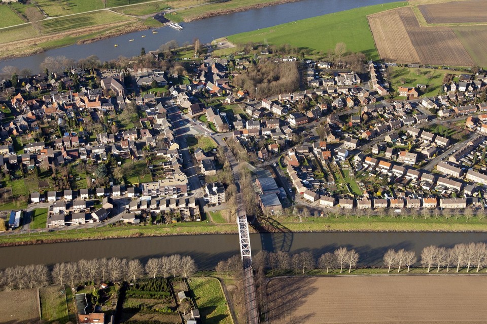 Luchtfoto Berg aan de Maas. 